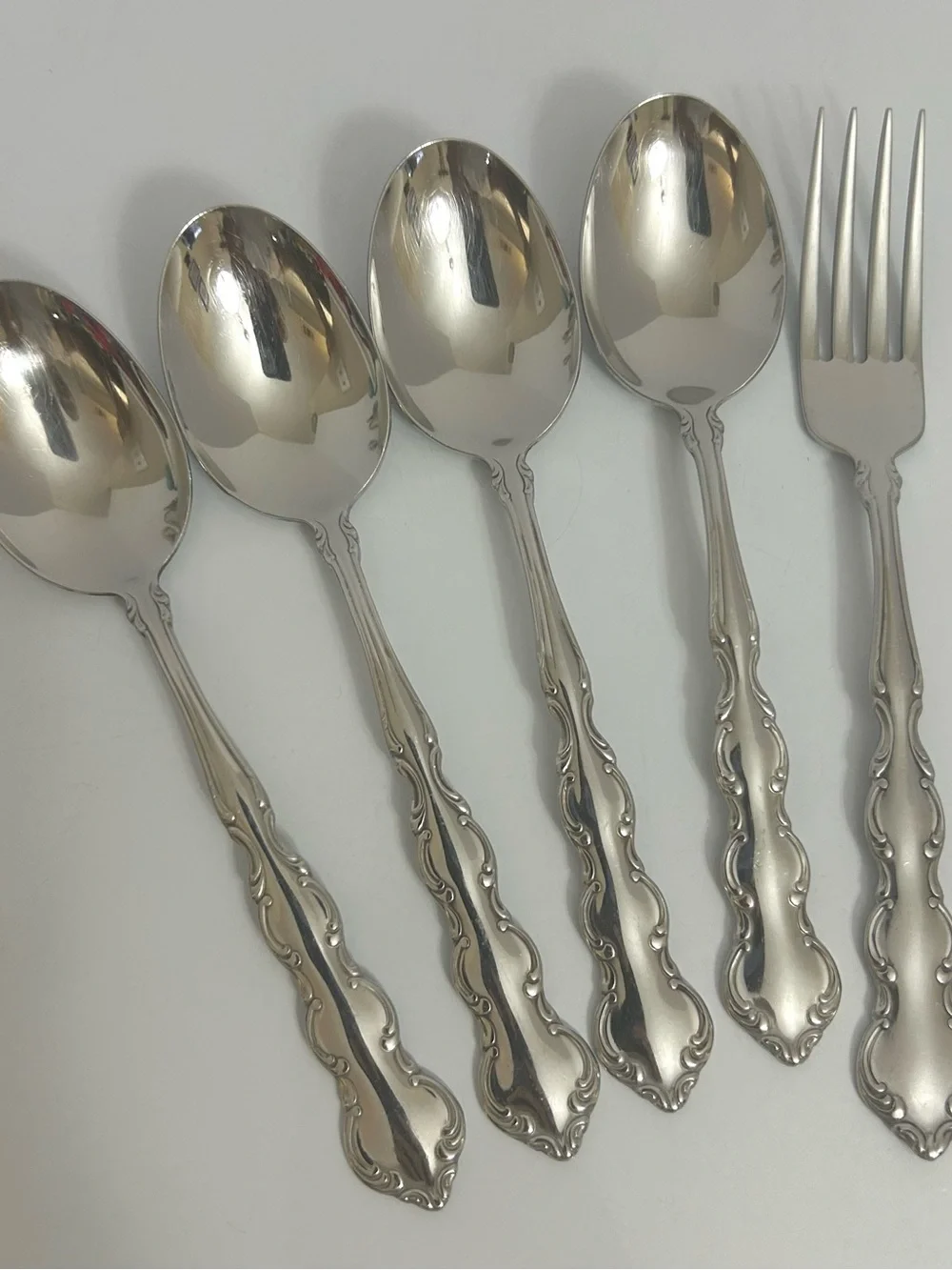 Oneida Deluxe Community Flatware Mozart set of 4 oval soup spoon & 1 Dinner Fork